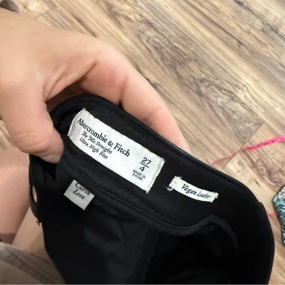Abercrombie & Fitch Curve Love 90s Straight Vegan Leather Pants - Picture 9 of 9